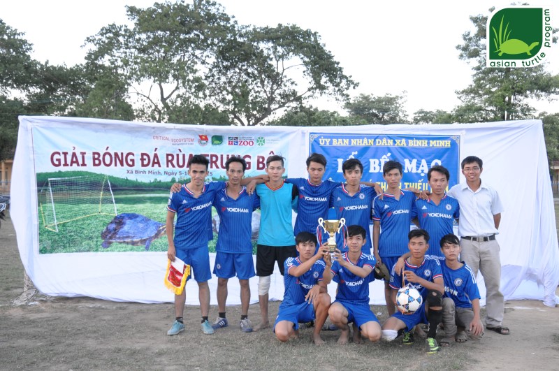 {:en}Endemic Vietnamese Pond Turtle benefits from protection agreement signed along with community football matches{:}{:vi}Tham gia giải bóng đá cộng đồng, người dân địa phương ký cam kết bảo vệ loài rùa Trung Bộ đặc hữu{:}